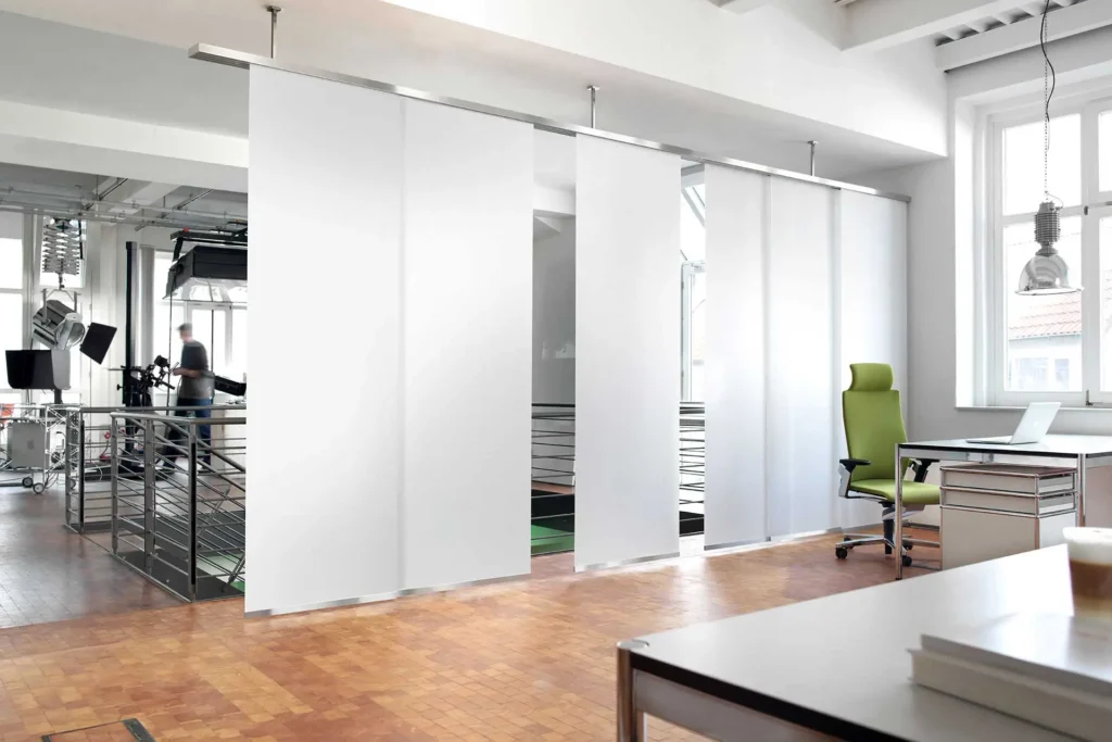 F&B Creative Raumgestaltung - Beratung - Flächenvorhang im modernen Büro - Milieu-Raumteiler von © Interstil